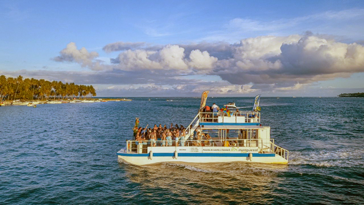 Passeio de barco na Praia dos Carneiros
